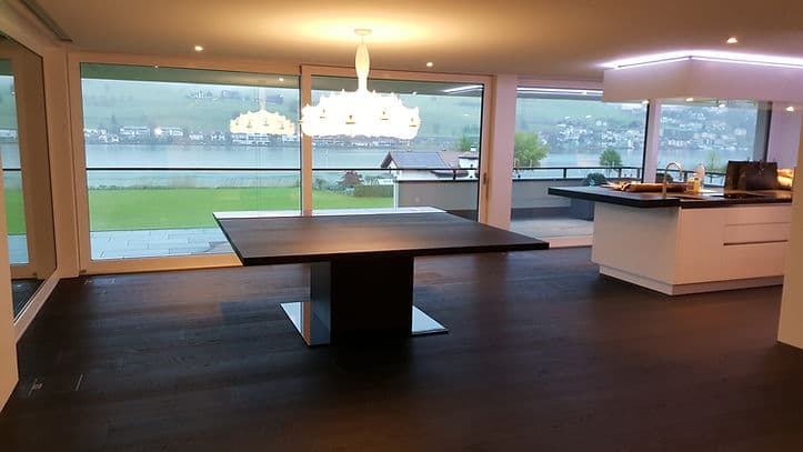 Dunkles Dielenparkett im Wohnraum mit Seeblick