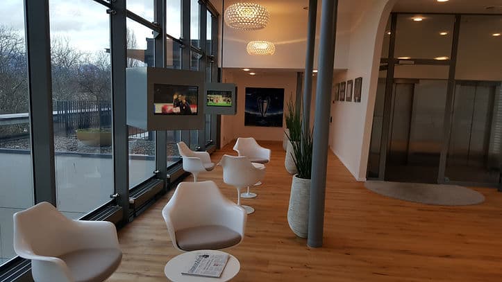 Vinylboden in Holzoptik in modernem Bürofoyer