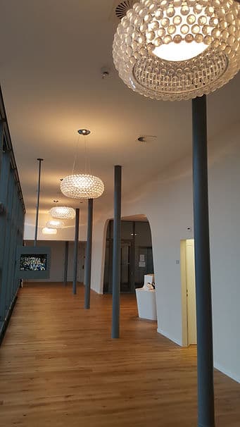Vinyl-Bodenbelag in Bürogebäude mit Säulen