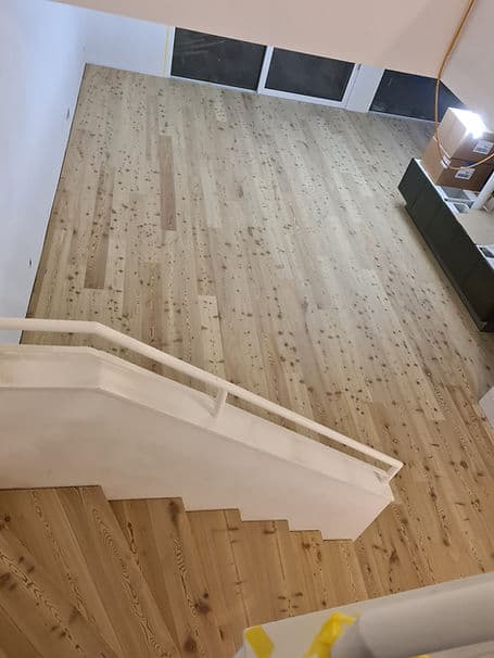 Helles Dielenparkett mit passender Holztreppe